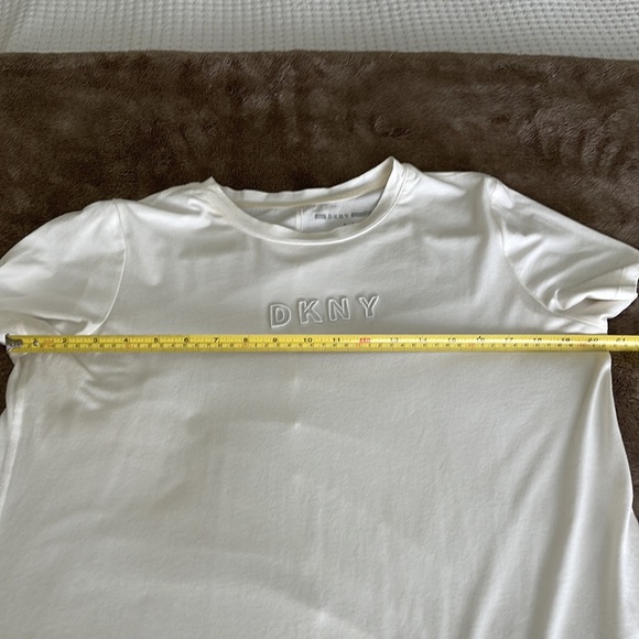 💋SALE💋DKNY Off-White Short Sleeves T-shirt with Scoop Neck, DKNY Logo. Size M. - Picture 5 of 5